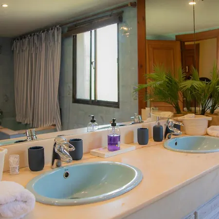 7 Bedrooms Villa