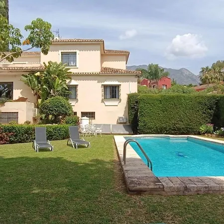7 Bedrooms Villa
