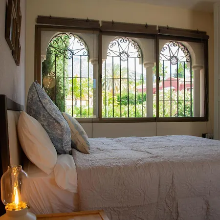 7 Bedrooms Villa
