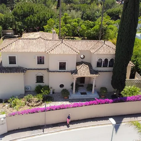 7 Bedrooms Villa *