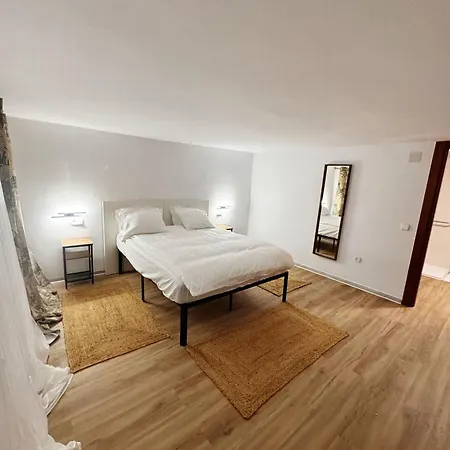 7 Bedrooms Villa *