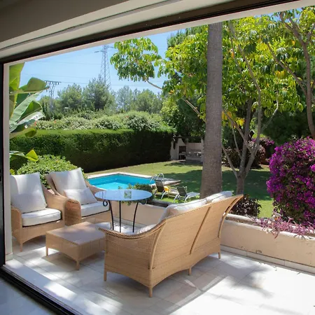 7 Bedrooms Villa