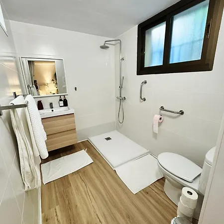 7 Bedrooms Villa *